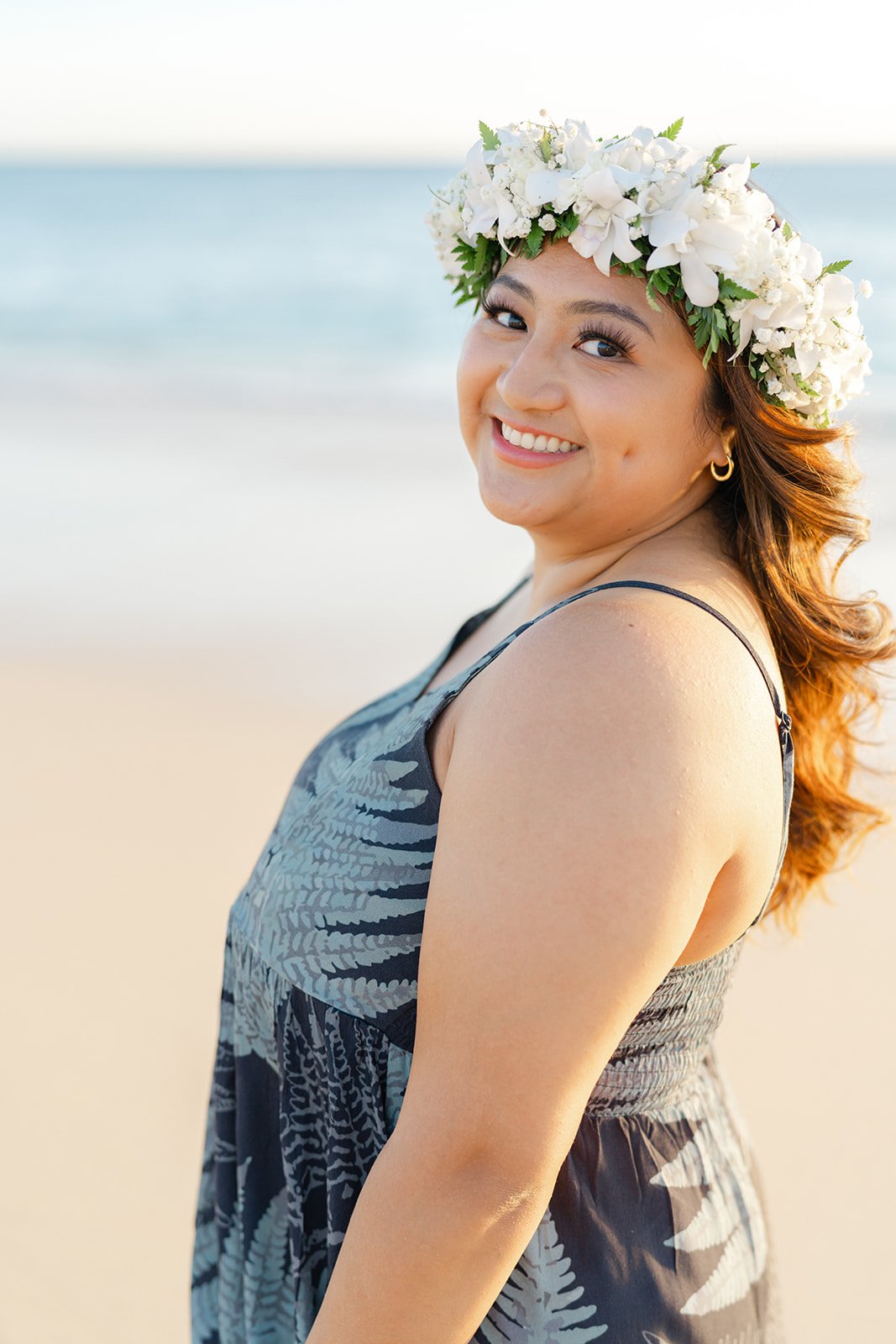 oahu-family-photographer-choosing-florals-photos