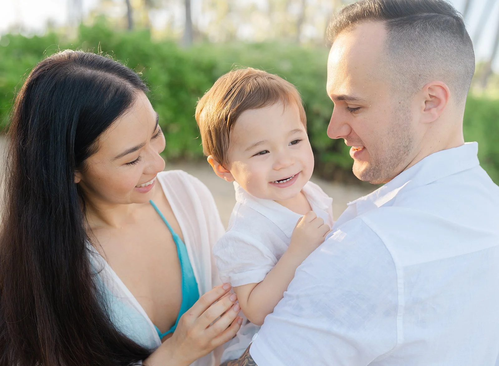 sunrise-family-session-in-oahu-natural-family-portraits.jpg