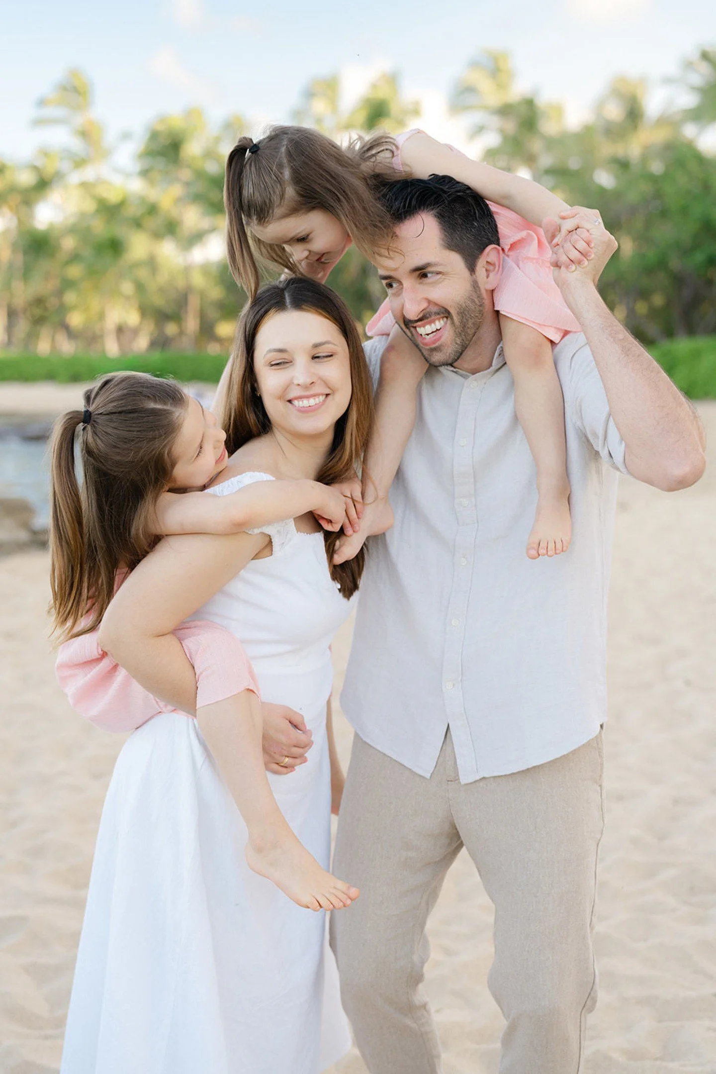Perfectly behaved kids are actually the hardest to photograph. (Sorry, it's true.) Give me a little chaos any day. 💕
.
.
.
🏷️:Oahu family photographer
Aulani photographer