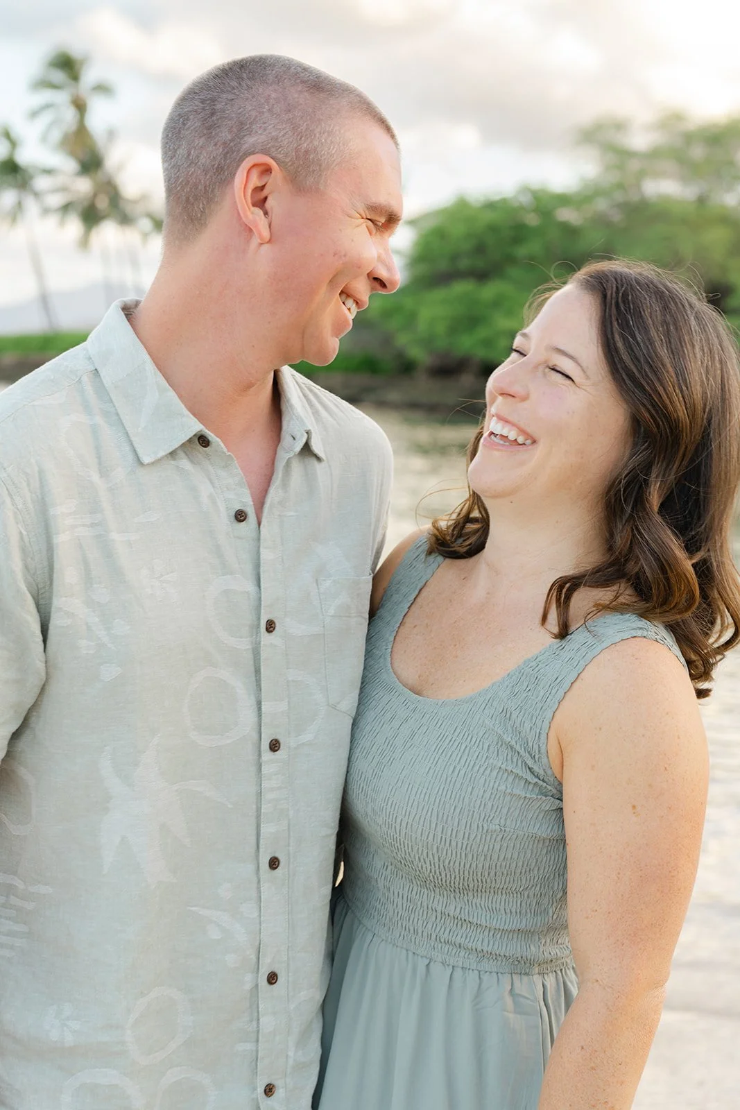 natural-family-photos-couple-laughing-beach.jpg