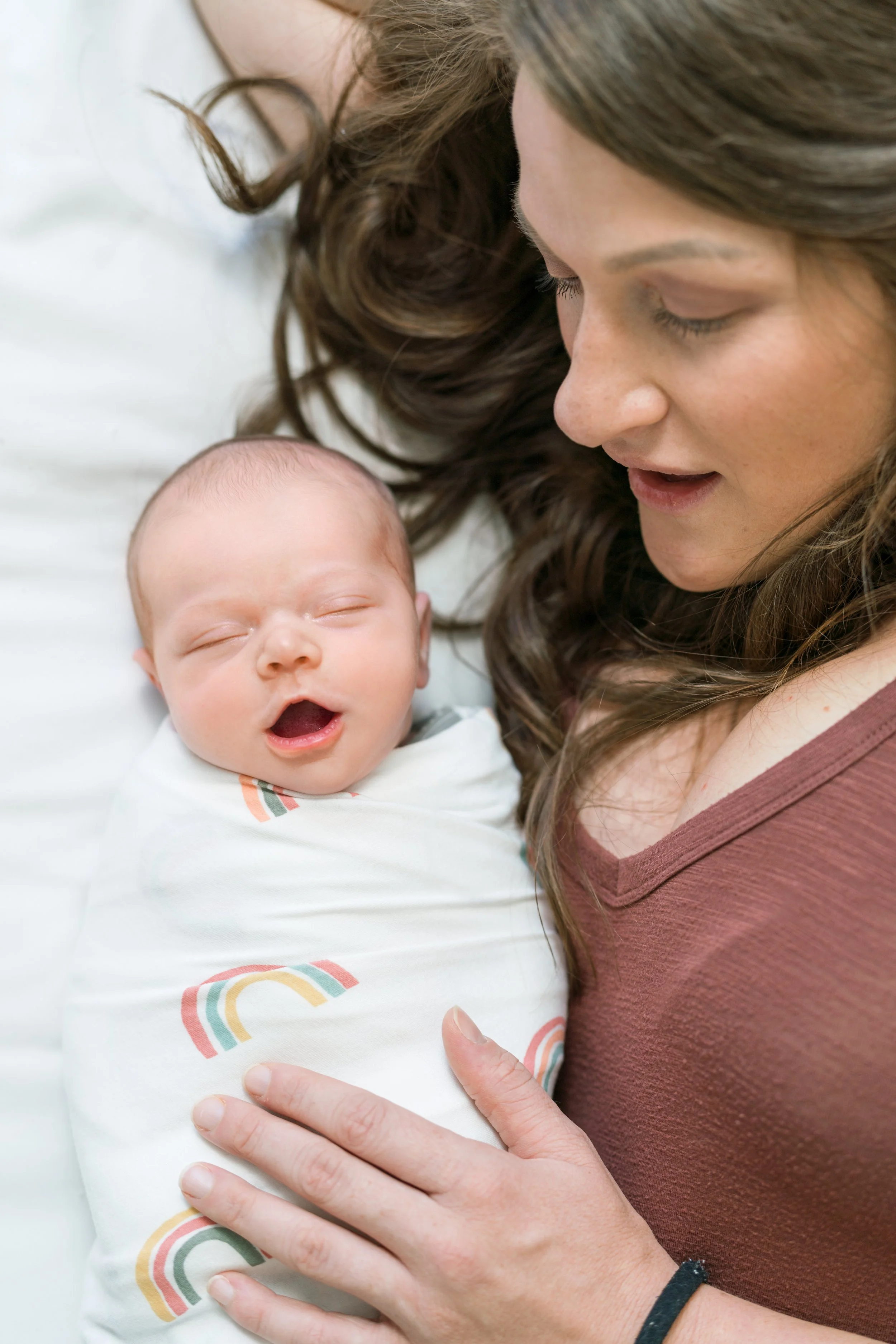 Oahu newborn photographer captures a genuine mother-baby moment—no forced smiles. Learn how to choose a photographer for stress-free sessions.