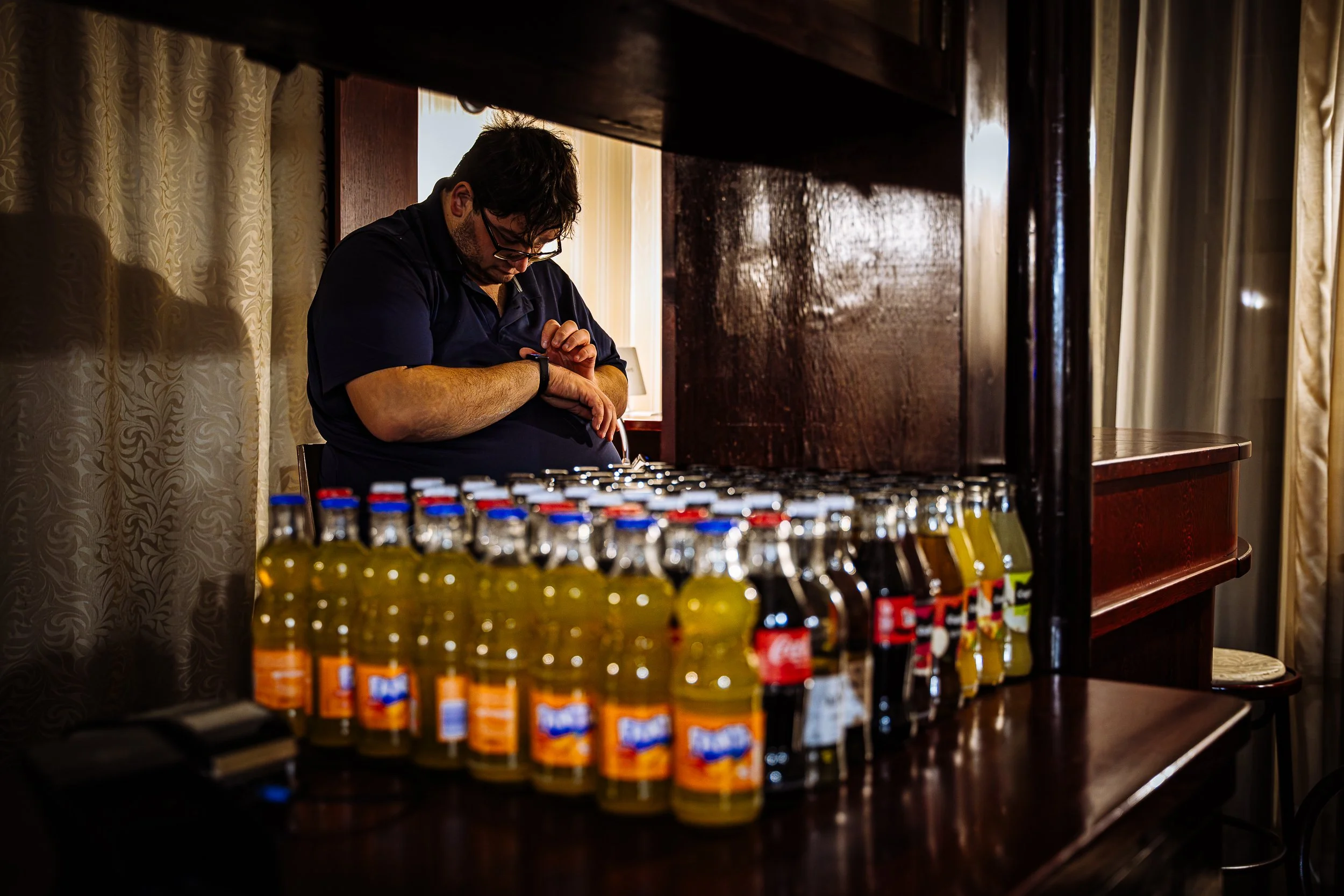 A bartender is waiting for guests, a literary evening is being held at the Művész Café in Békéscsaba. 2025.