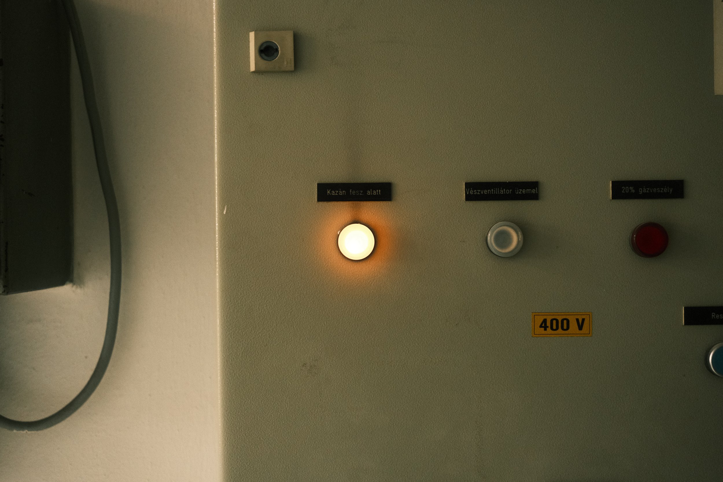 The lamp indicates that the boiler is under voltage. 2025.