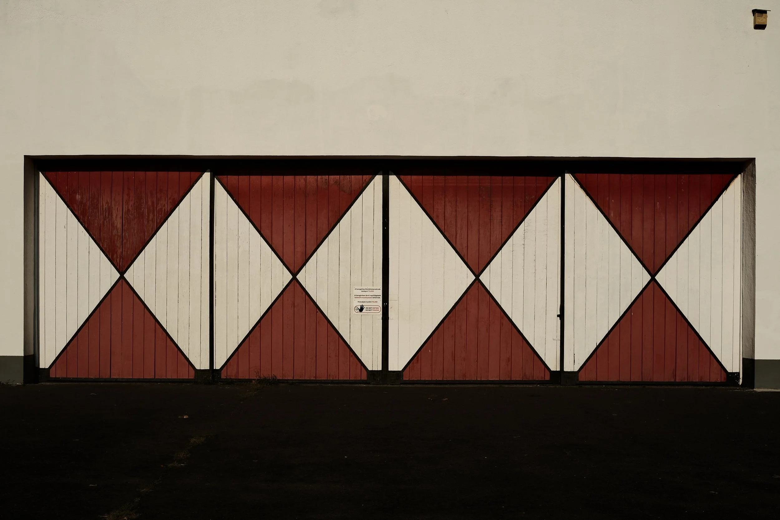Airplane hangar gate