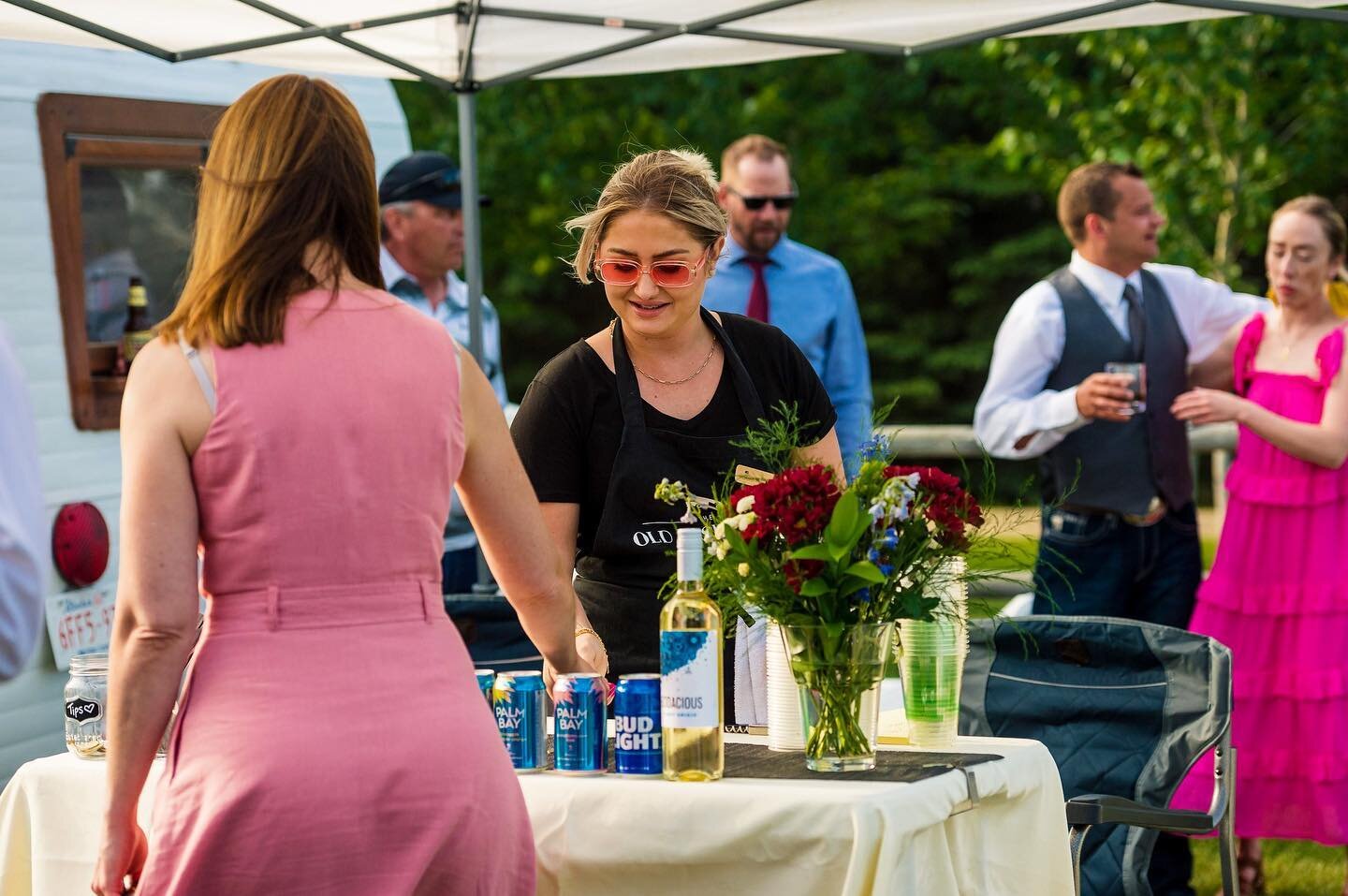Aside from the mobile bar, we also have a wine, beer, and canned cocktail table alongside the trailer. @vizzyhardseltzerca were definitely a fan favourite this summer ☀️
Book your 2023 event with us 
https://www.theoldfashionedmobilebar.ca
Photo: @am