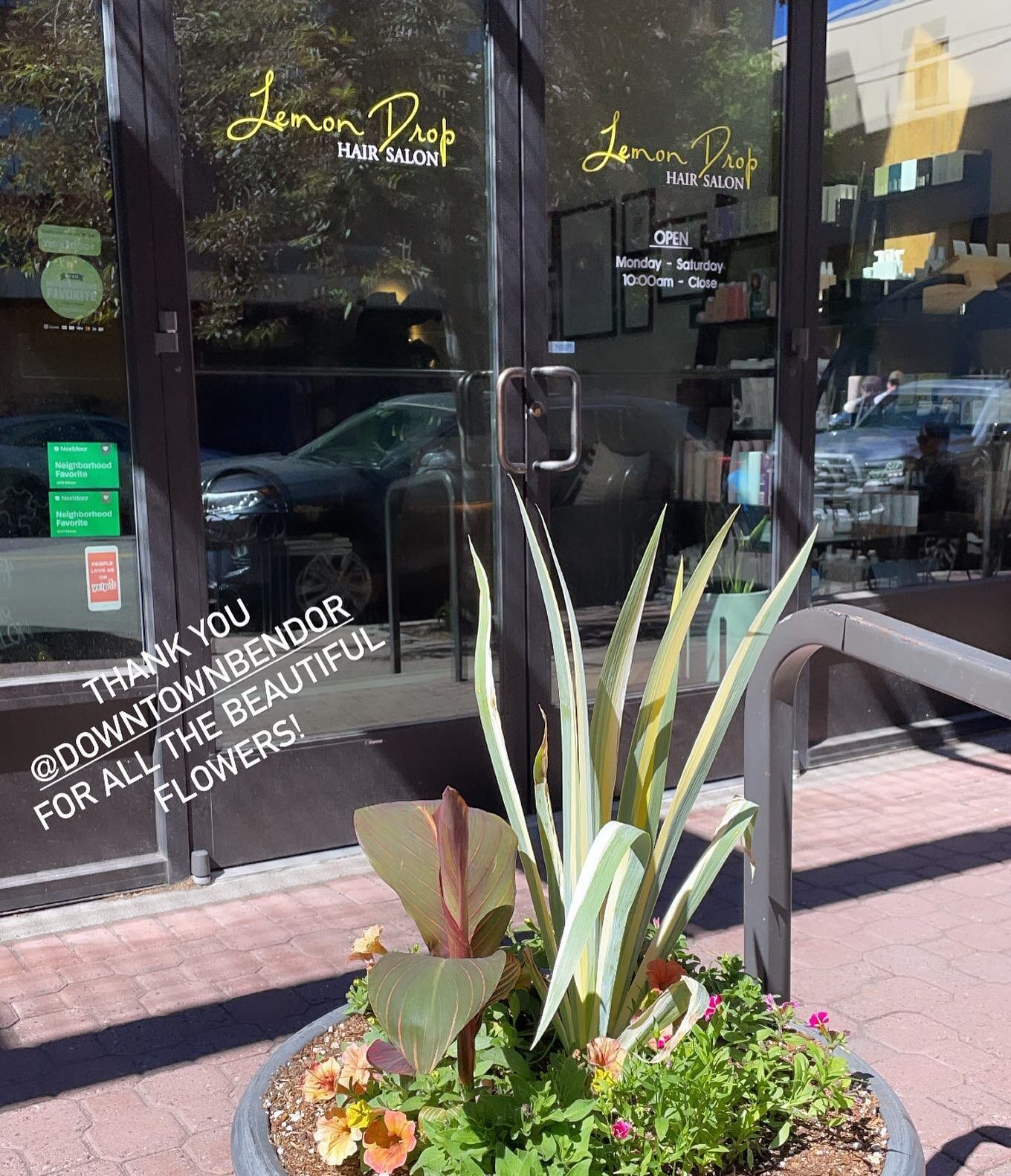 Downtown Bend is so beautiful, the sun is shining and there are fresh flowers everywhere! Thanks to The Downtown Business Association! 

I love seeing all the people outside and the retail shops with the doors open. We live in a pretty awesome town. 