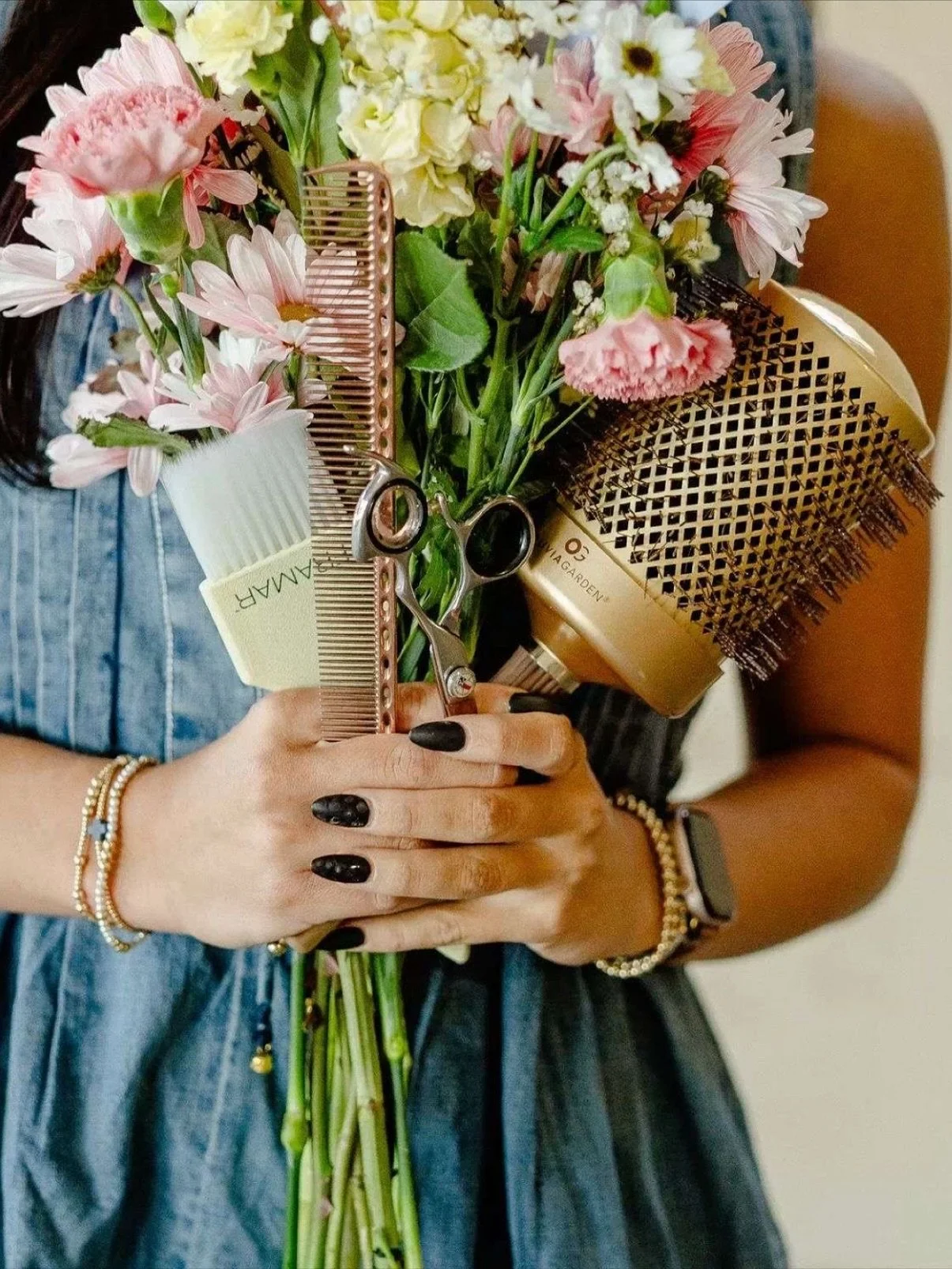 You deserve to treat yourself! The kids are back in school, it's time for you to shine momma. ✨ 

Visit our website in our bio and book the hair appointment. 🍋💐