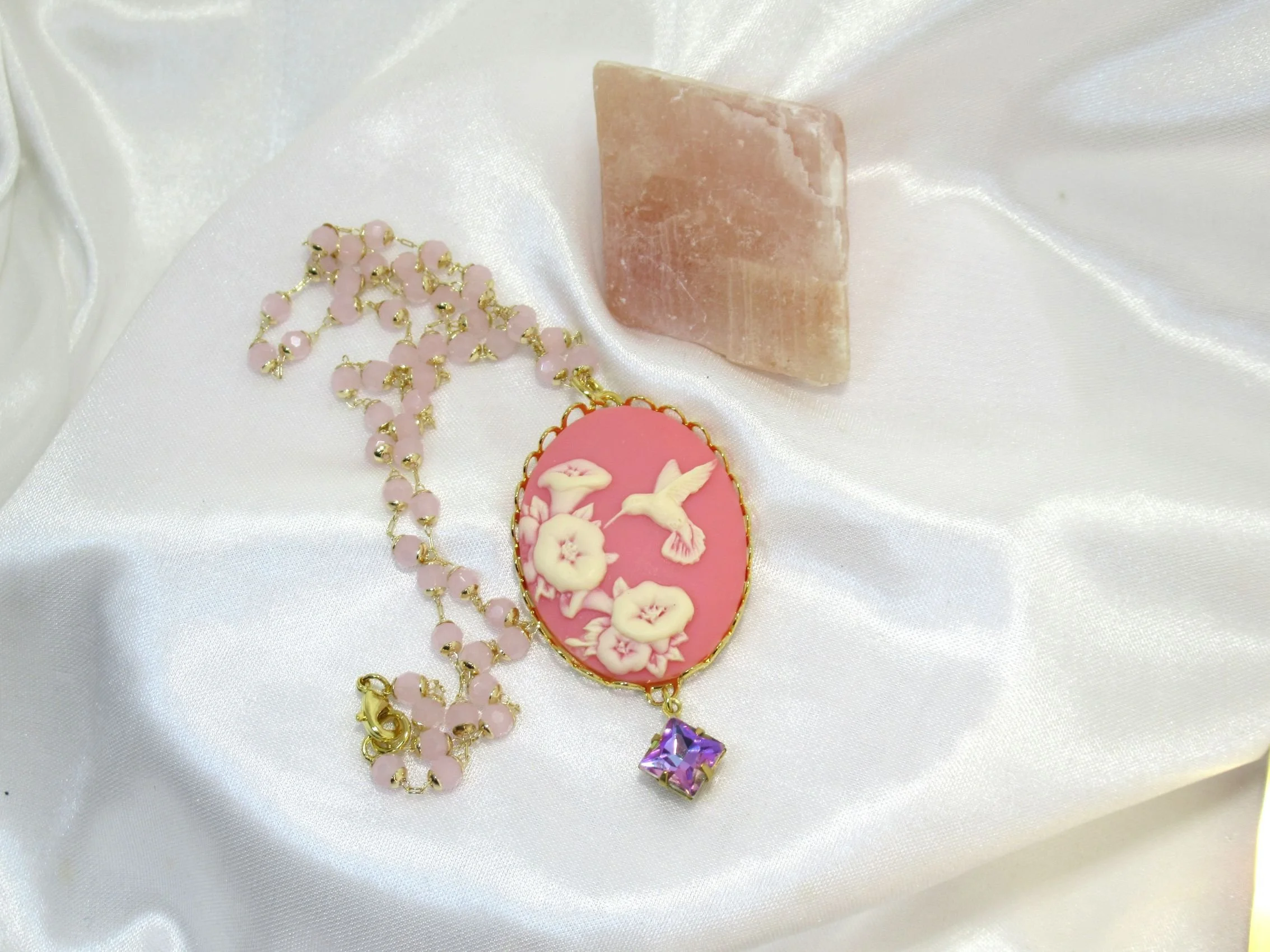 Rosies Vintage and Nik Naks Handcrafted Pink Hummingbird Cameo Glass Bead Gold-Plated Pendant Necklace