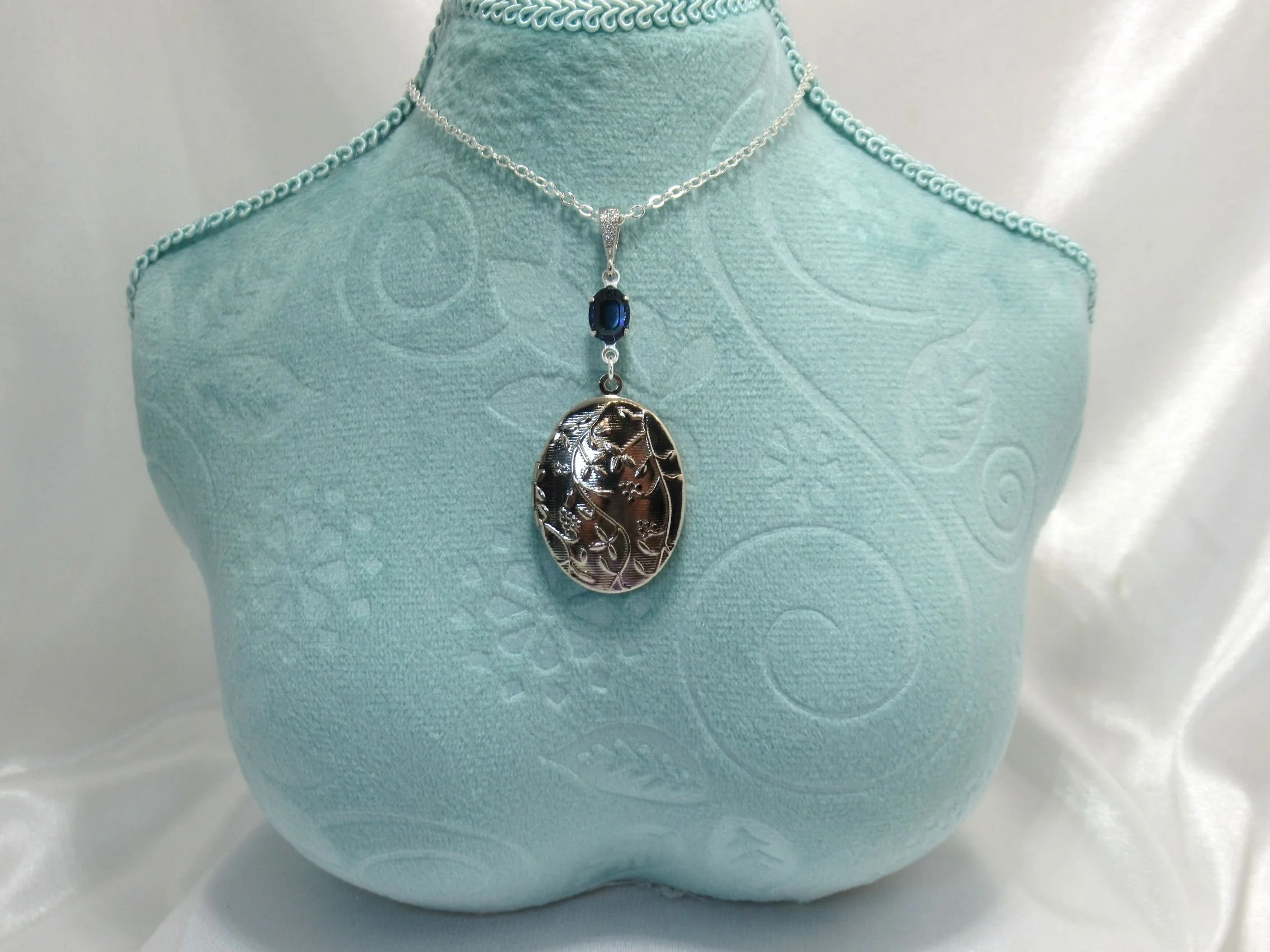 Rosies Vintage and Nik Naks Handcrafted Vintage Silver-Toned Lockets Amethyst Montana Blue Crystal Drop Necklaces Old New