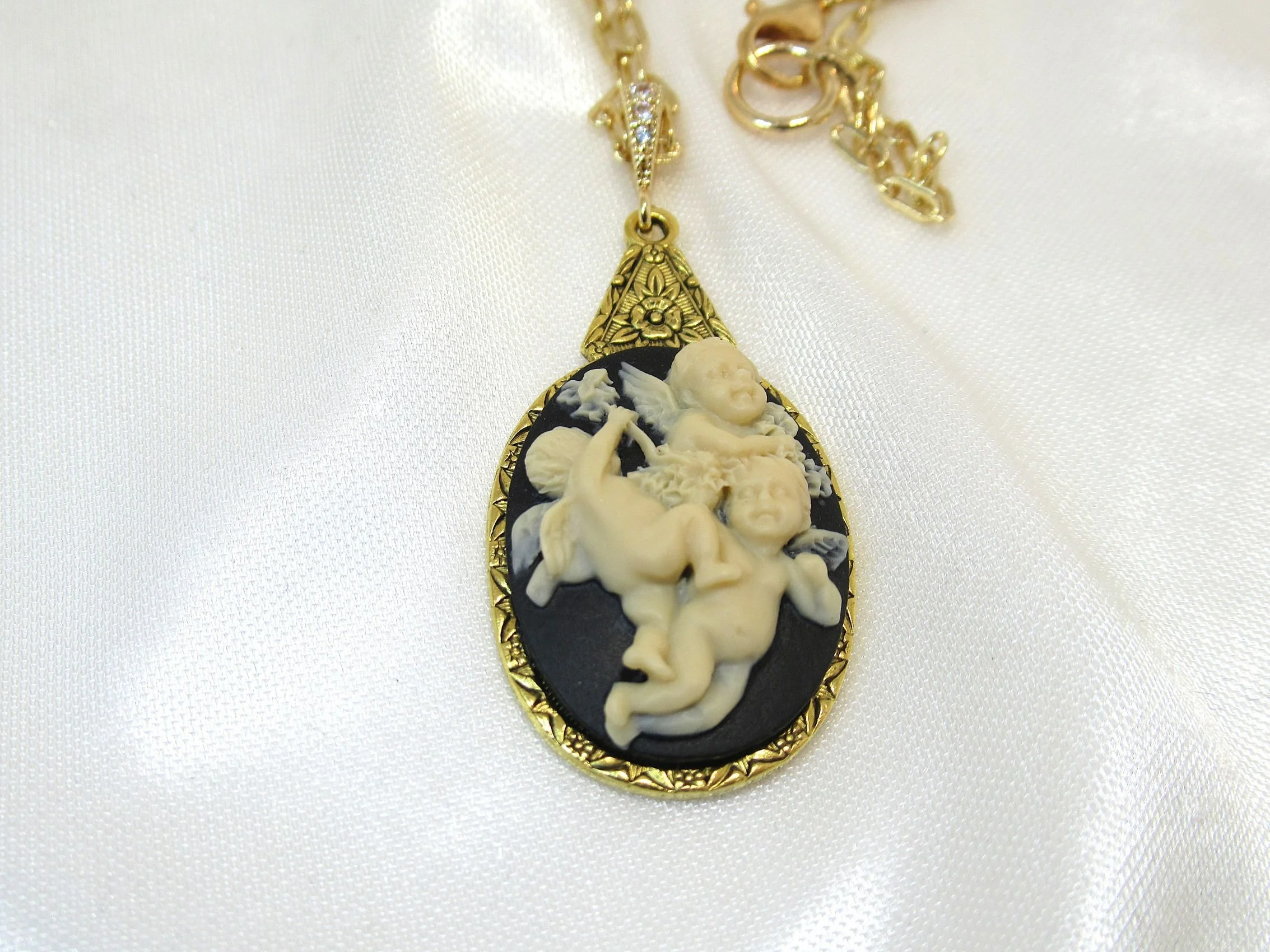 Handcrafted Vintage Cherub Cameo Cream & Black Gold-Plated Pendant Necklace