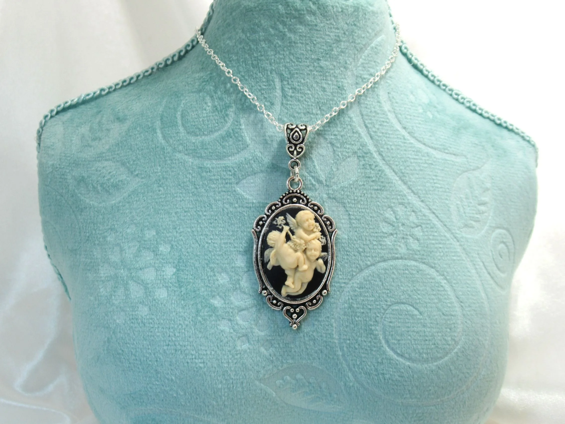 Handcrafted Vintage Cherub Cameo Cream & Black Silver Alloy Pendant Necklace