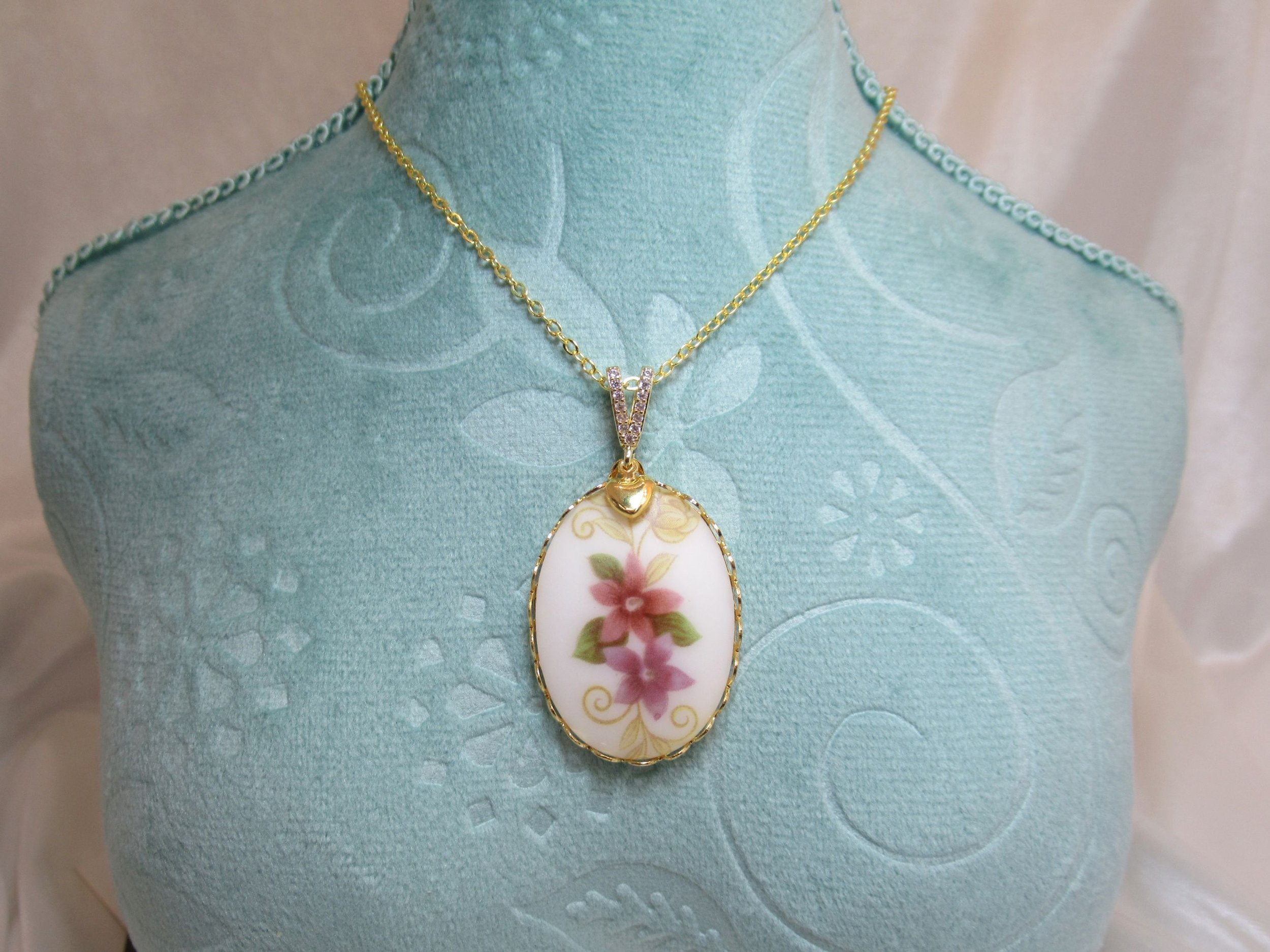 Rosies Vintage and Nik Naks Handcrafted 1960s Cameo Decal Gold Plated Heart Pendant Necklace Old New