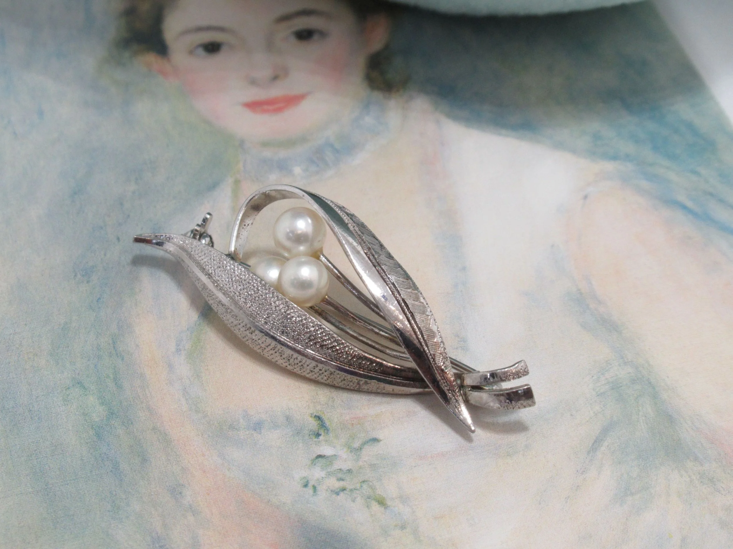 Rosies Vintage and Nik Naks Vintage 1950s Natural Pearl Hallmarked Silver Brooch Pin Retro Fashion.