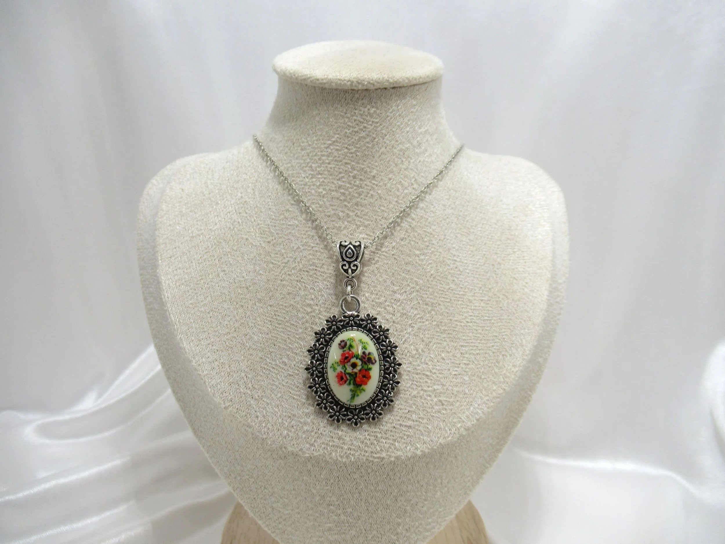 Handcrafted Vintage 1950s Glass Cameo Poppy Flower Silver Necklace.