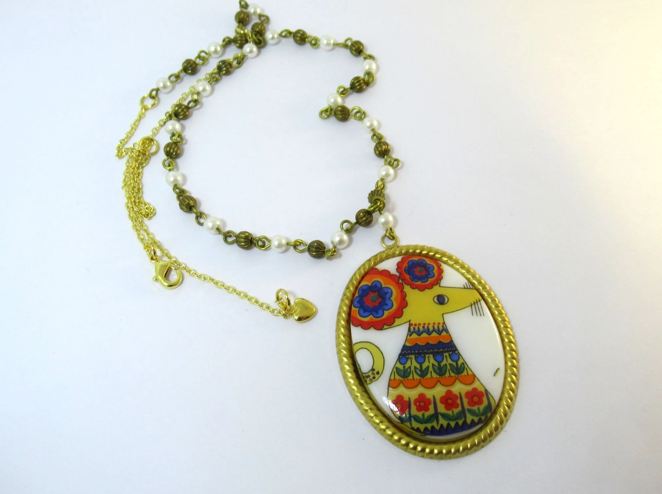 Rosies Vintage and Nik Naks Handcrafted Vintage Glass Decal Mouse Cameo Gold -Plated Pearl Necklace