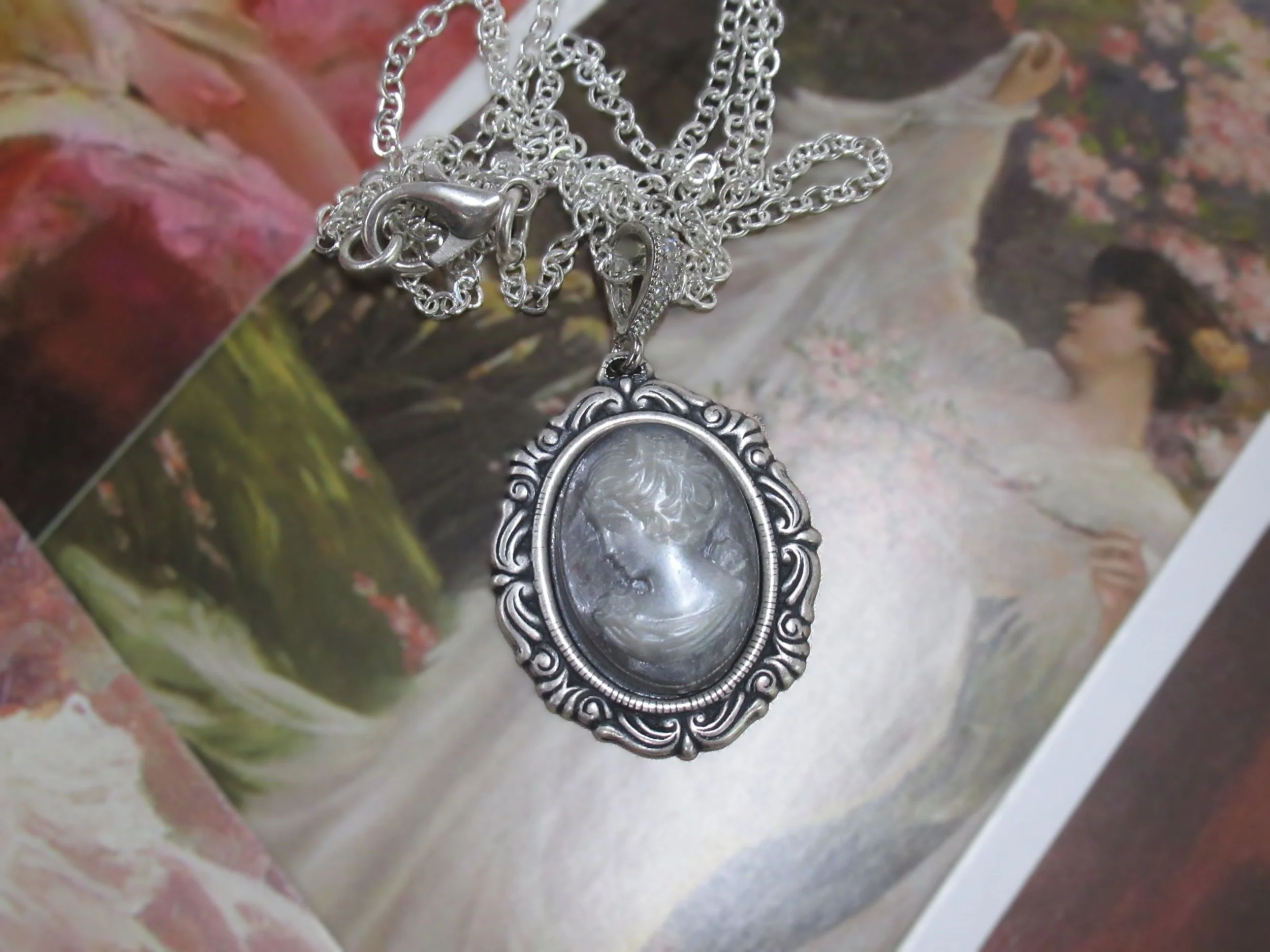 Rosies Vintage and Nik Naks Handcrafted Vintage Cameo Pearlescent Grey Silver-Plated Pendant Necklace Old New