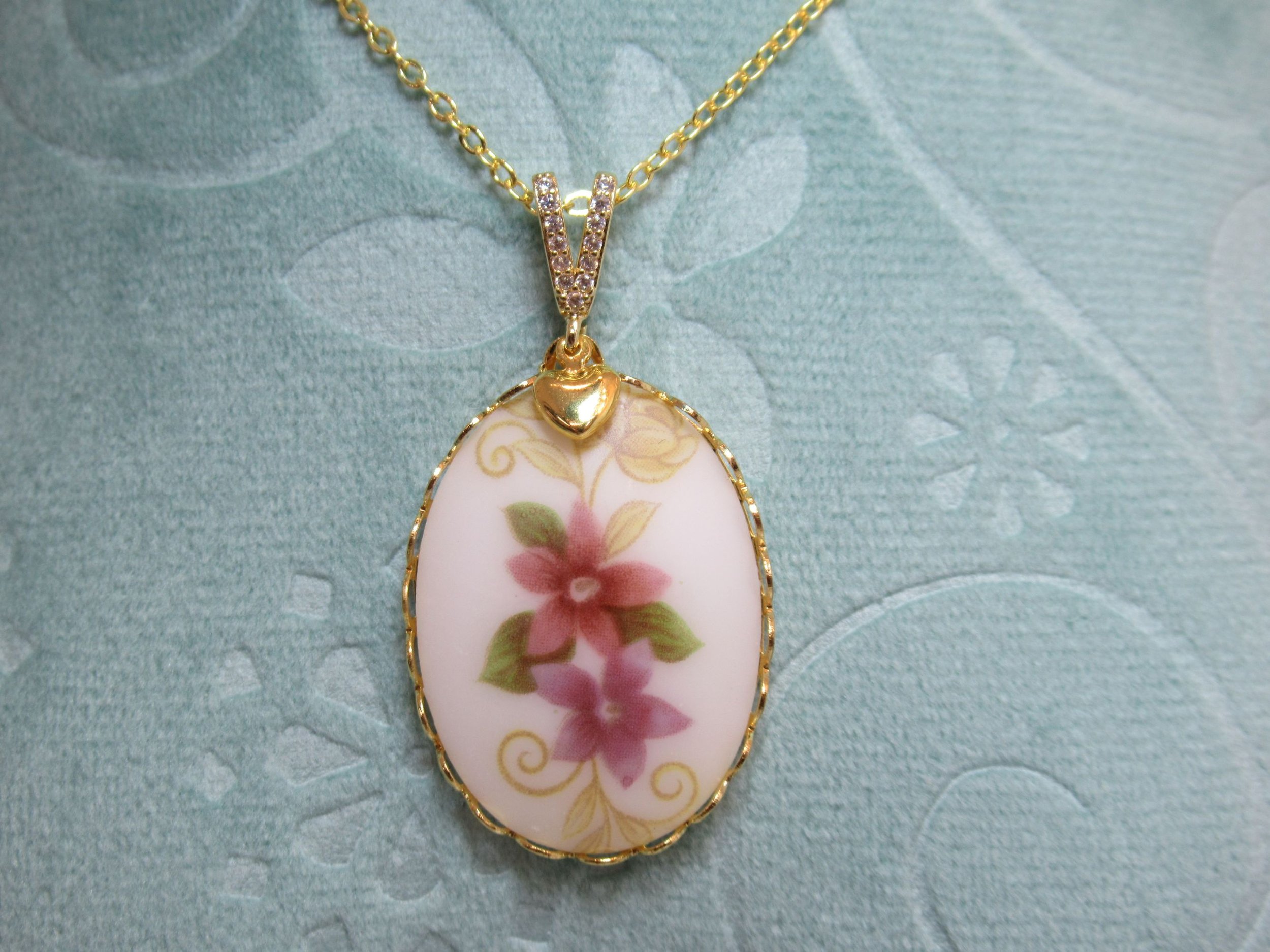Handcrafted 1960s Cameo Decal Gold Plated Heart Pendant Necklace Old New