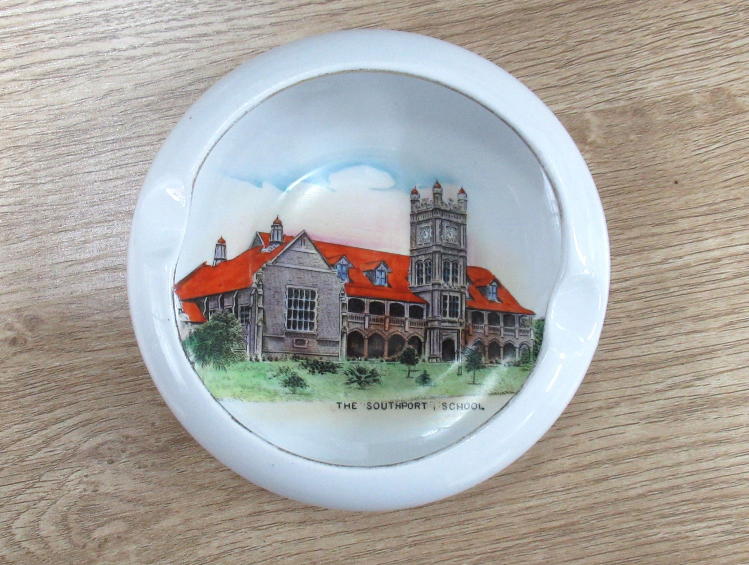 Vintage Mid Century Souvenir Ashtray Birkbecks Australian Pottery Southport School Qld.