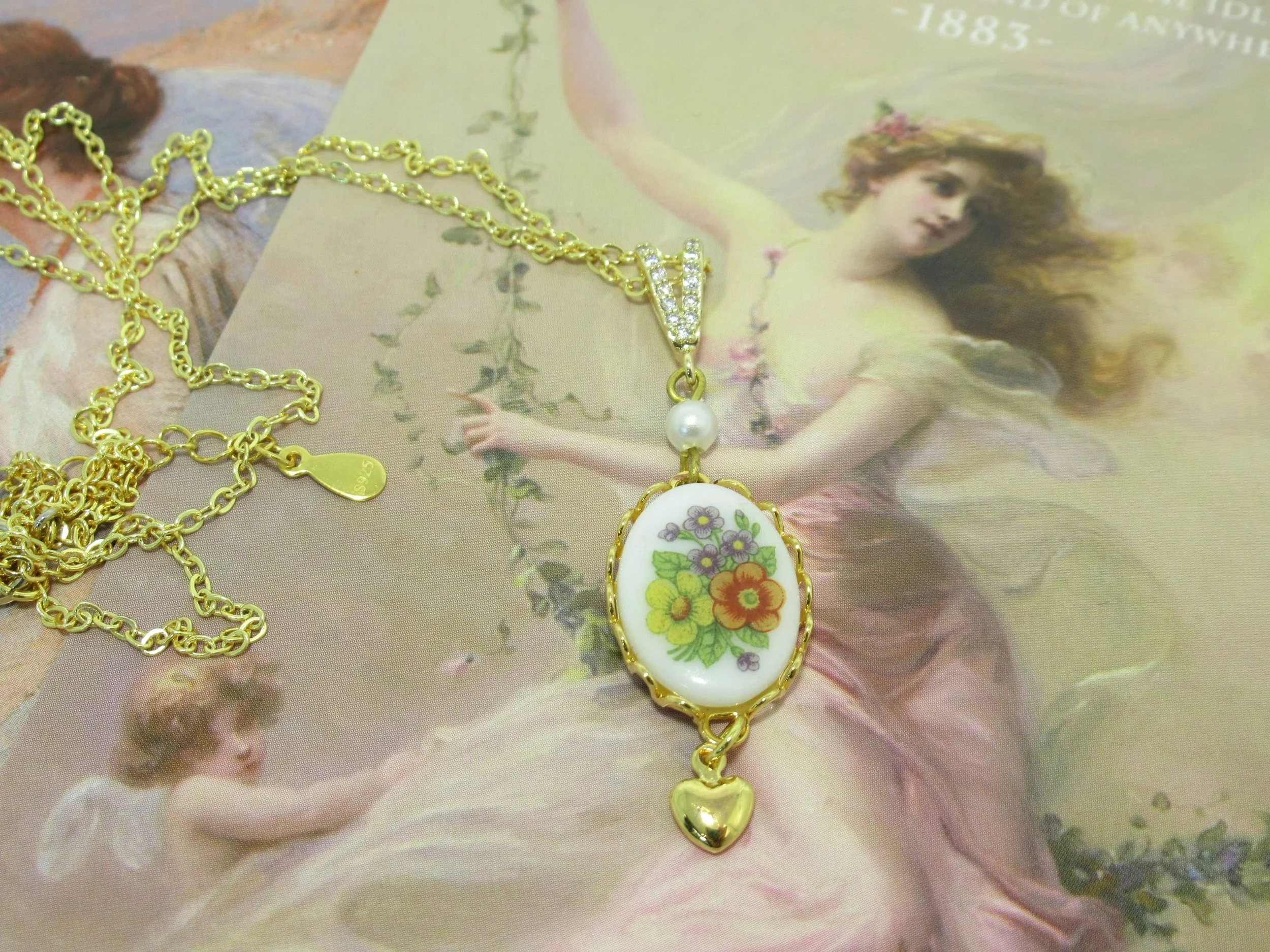 Handcrafted Vintage Glass Floral Cameo Pearl Gold Pendant Necklace Old New.