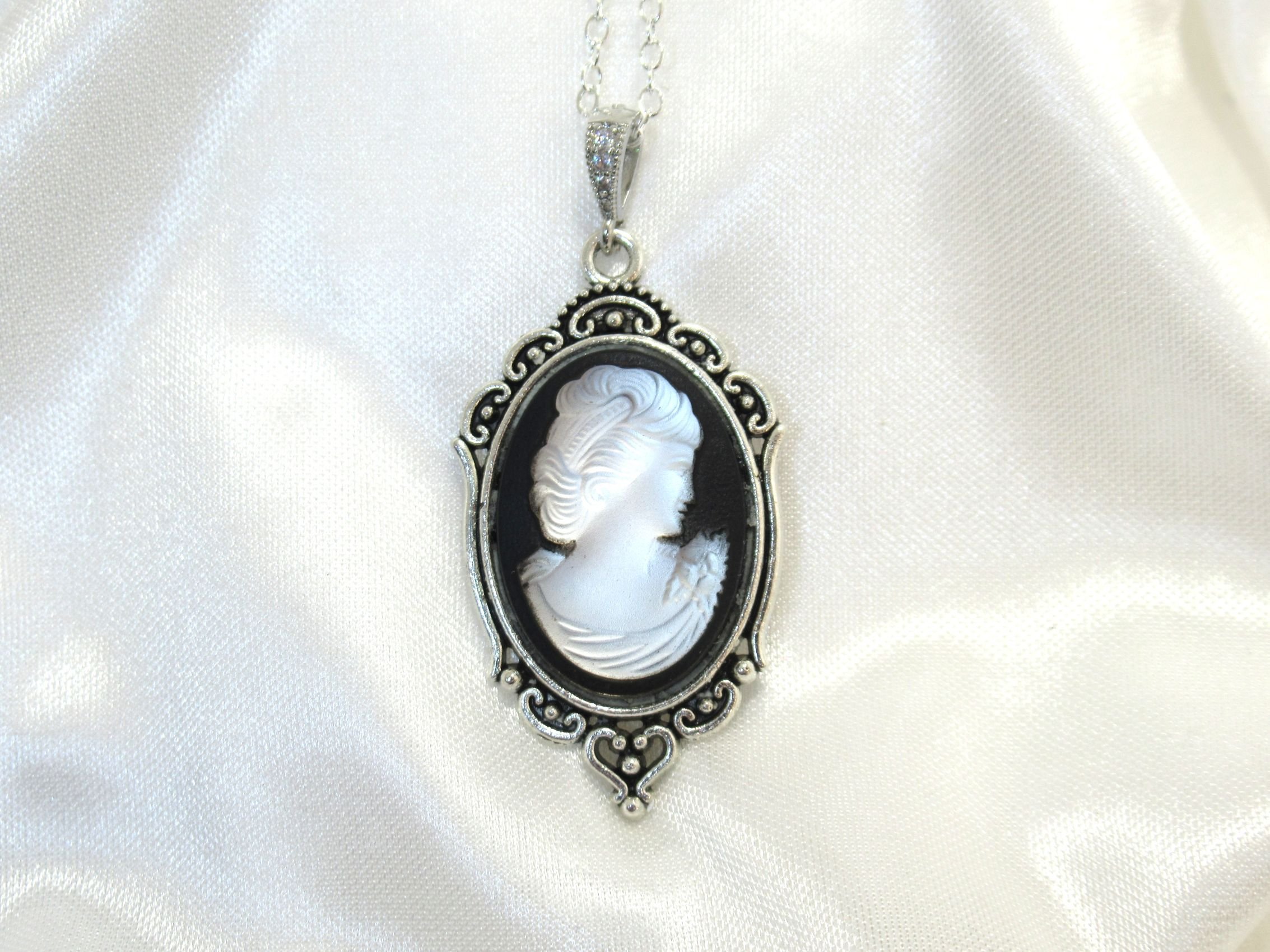 Handcrafted Vintage Victorian Glass Cameo Clear & Black Silver Alloy Pendant Necklace
