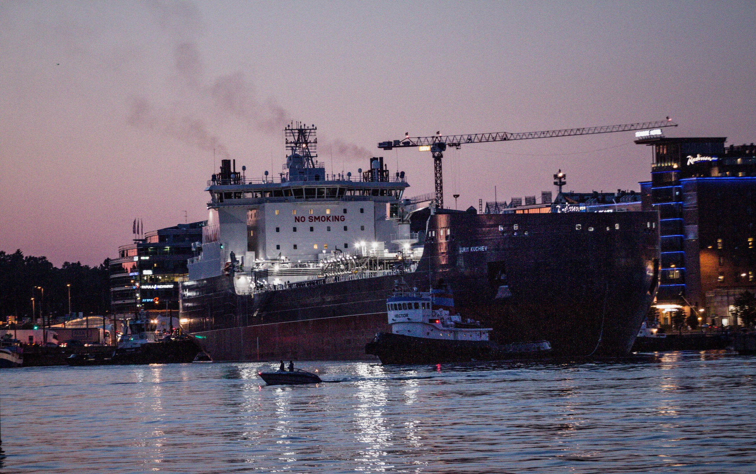 Ship as a landscape of Media 