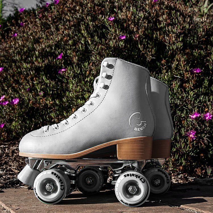 COVID purchase 1001 ... I haven&rsquo;t put on skates in years but saw them on @amazon and brought back such nostalgia ... let&rsquo;s hope I still remember how to skate 
.
.
.
 #livinfearless #lifestyleblogger #teamnatural #washandgo #browngirlswhob