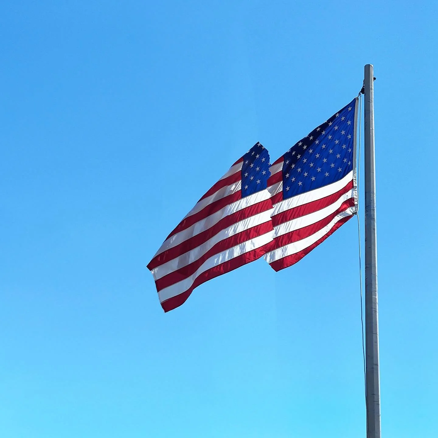 ▪️ 𝙁𝙧𝙖𝙘𝙩𝙞𝙤𝙣𝙖𝙡 𝙇𝙖𝙣𝙙𝙨𝙘𝙖𝙥𝙚 is on view through Sunday, November 2. ▪️
George Kimmerling offers viewers an analog for the sense of anxiety, loss, and rootlessness as so many of us experience multiple breakage points in the worlds we in