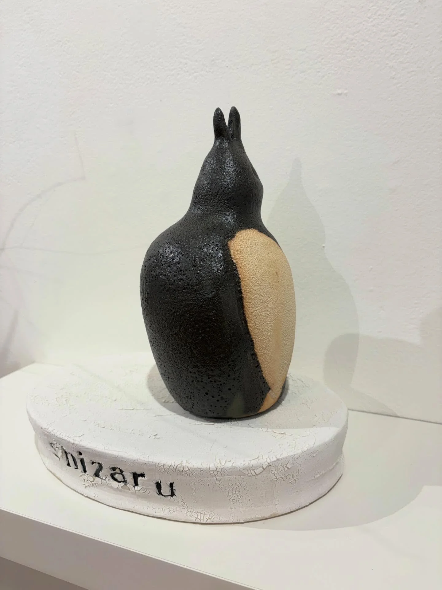 This weekend, check out Bob Barry&rsquo;s 𝙏𝙝𝙚 𝙋𝙖𝙨𝙩 𝙁𝙪𝙩𝙪𝙧𝙚! 🪶🐦&zwj;⬛
@luckycatstudioceramics 

Bob Barry works primarily in ceramic sculpture, exploring humanity&rsquo;s fractured relationship with the natural world and our growing dist