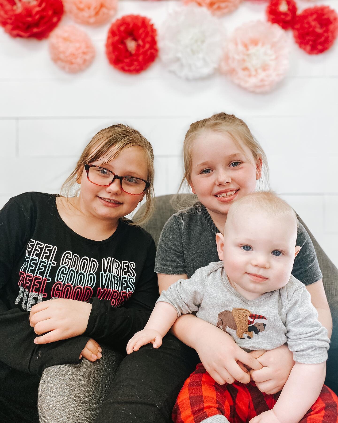 Smile, it&rsquo;s a beautiful day!!! 😁

🌸❤️ These three cuties missed our free photo session but we still happened to snap an adorable picture of them anyways. ❤️🌸

#lovetruenorth #springfever #freefamilypics #healthykids #healthyfamilies #pediatr