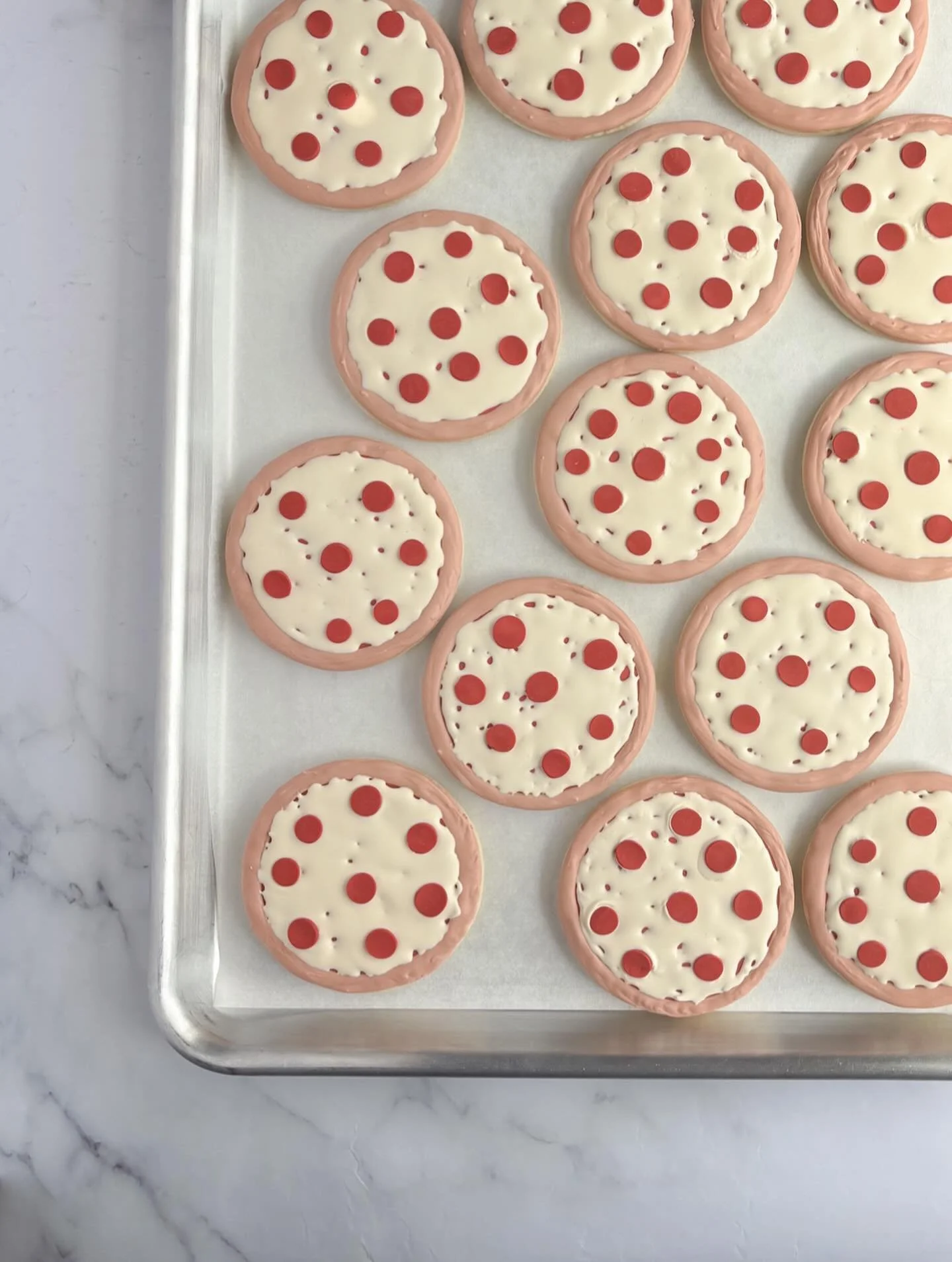 🍕 𝙋𝙞𝙯𝙯𝙖 𝙘𝙤𝙤𝙠𝙞𝙚𝙨! 

.
.
.
.
.
.
.
.
.
#decoratedcookies #sugarcookies #dmvfoodie #dmvcookies #cookiesofarlington #arlingtonva #pizzacookies #rosasbakingco #supportsmallbusiness