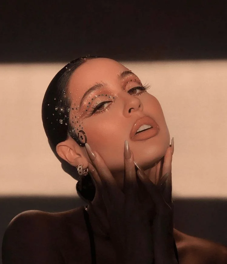 What does it mean to be an “It Girl”?