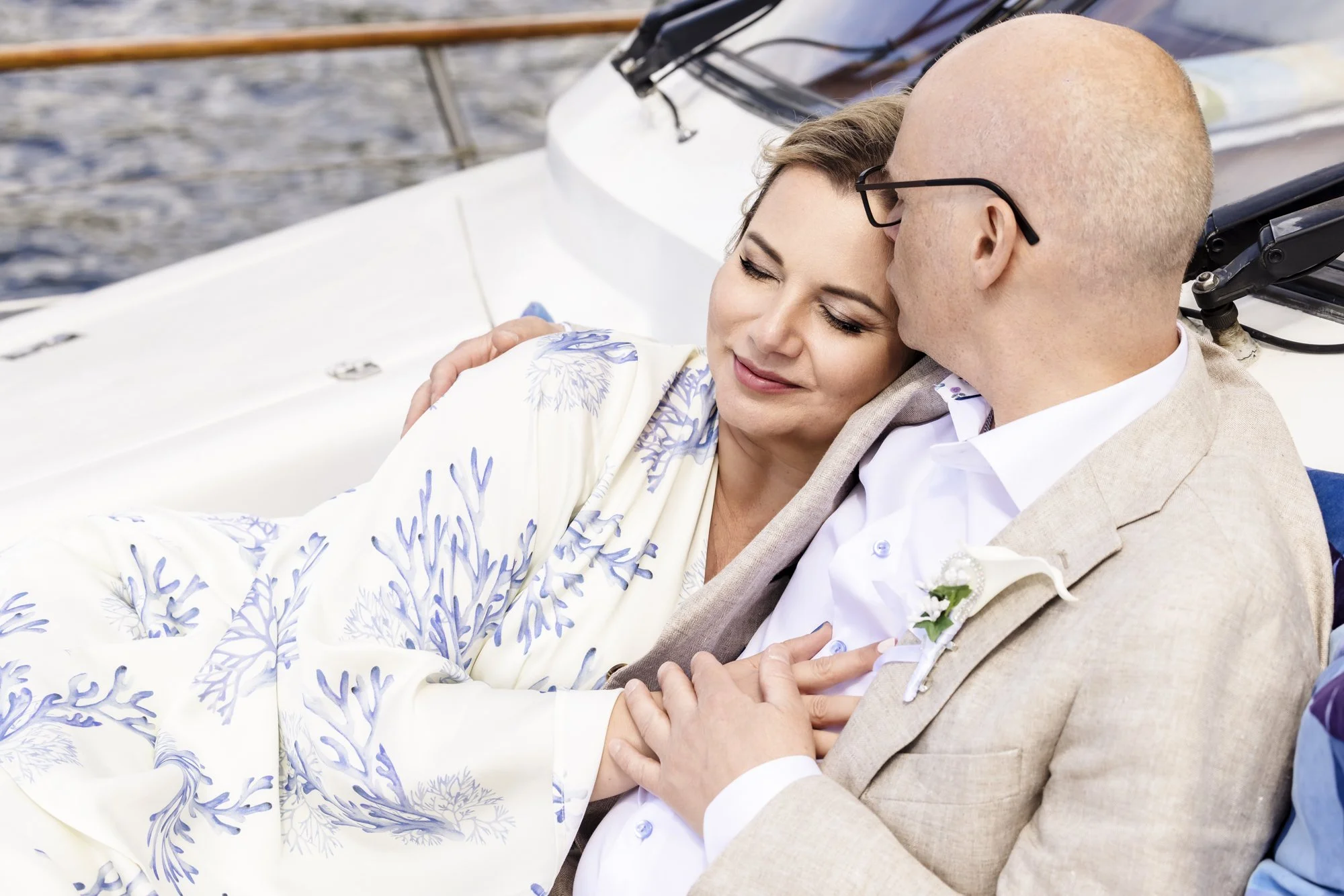 Et par som nyter en romantisk stund på en båt.