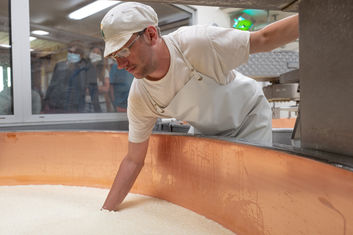  An attention of every moment: the transformation process requests the experience and strong focus of the Maïtre-Fromager, who spends his morning with precise gestures and deep attention. No break is possible before the new cheese is under the press.