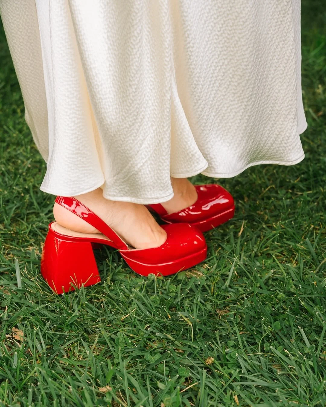 Red heels 👠 - beautiful destination wedding of @pollettepauline &amp; @kristofvandeneynden at @riodoprado_ 

#destinationwedding #gustavosimoesphotography #intimateweddingineurope #gettingmarriedinportugal #riodoprado #thewed #vogue #redheels👠 #nod