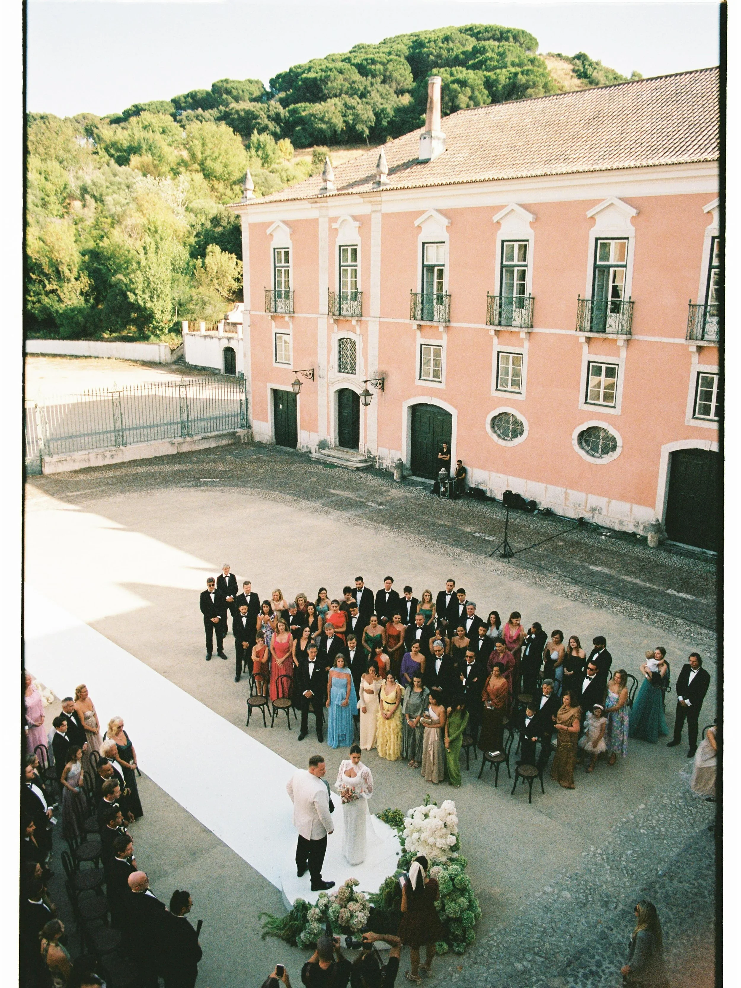 The scenario of Palacio Correio-Mor (@palaciodocorreiomor ) hits differently. 

Wedding planned by the amazing @domaweddings 

Thank you @miguelvillalvawedding for being my best second shooter. 

#palaciocorreiomorwedding #analogweddingphotographer #