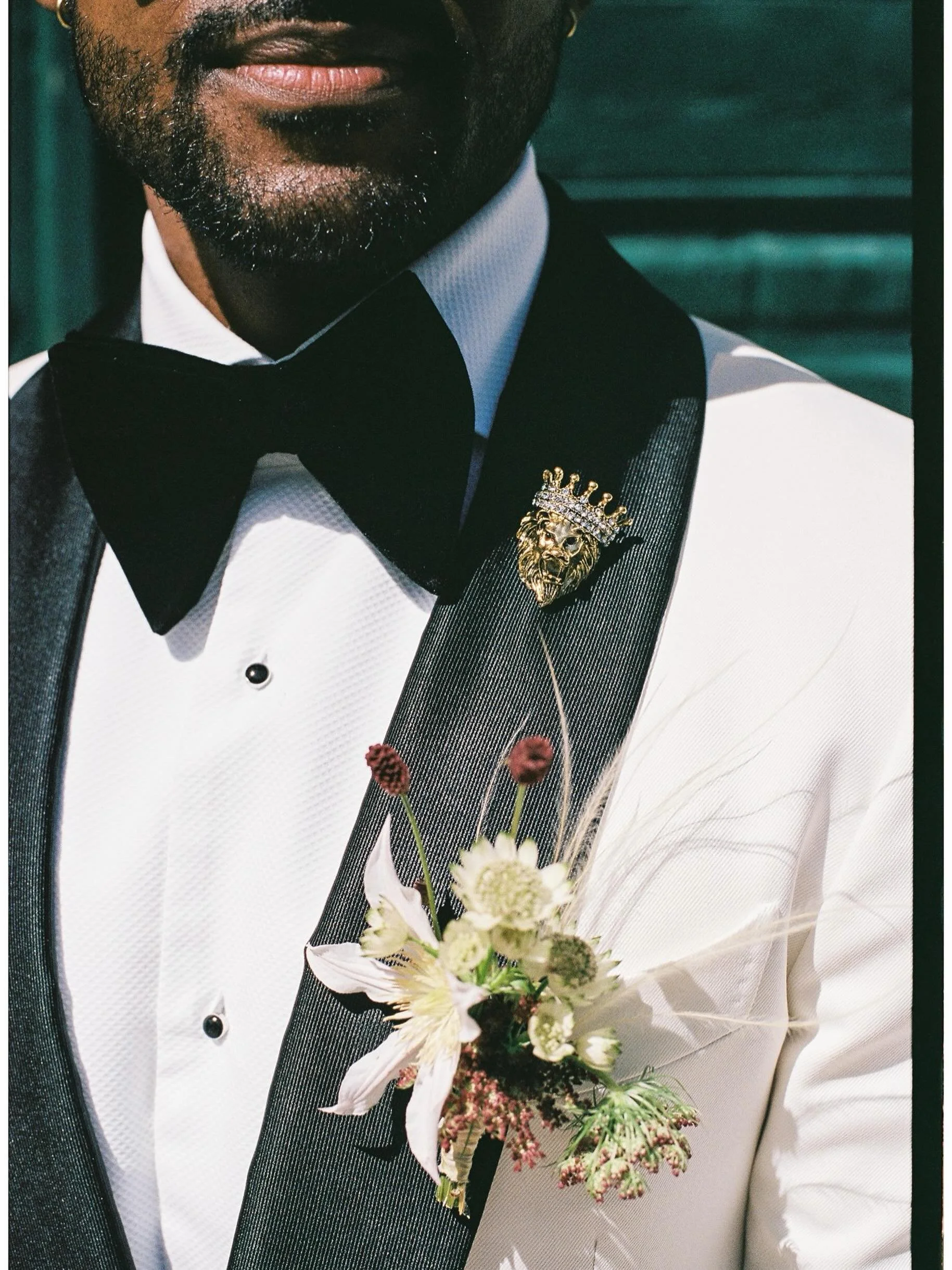 Groom&rsquo;s Brooch inspiration 

#groomsmengift #groombrooch #groomstyle