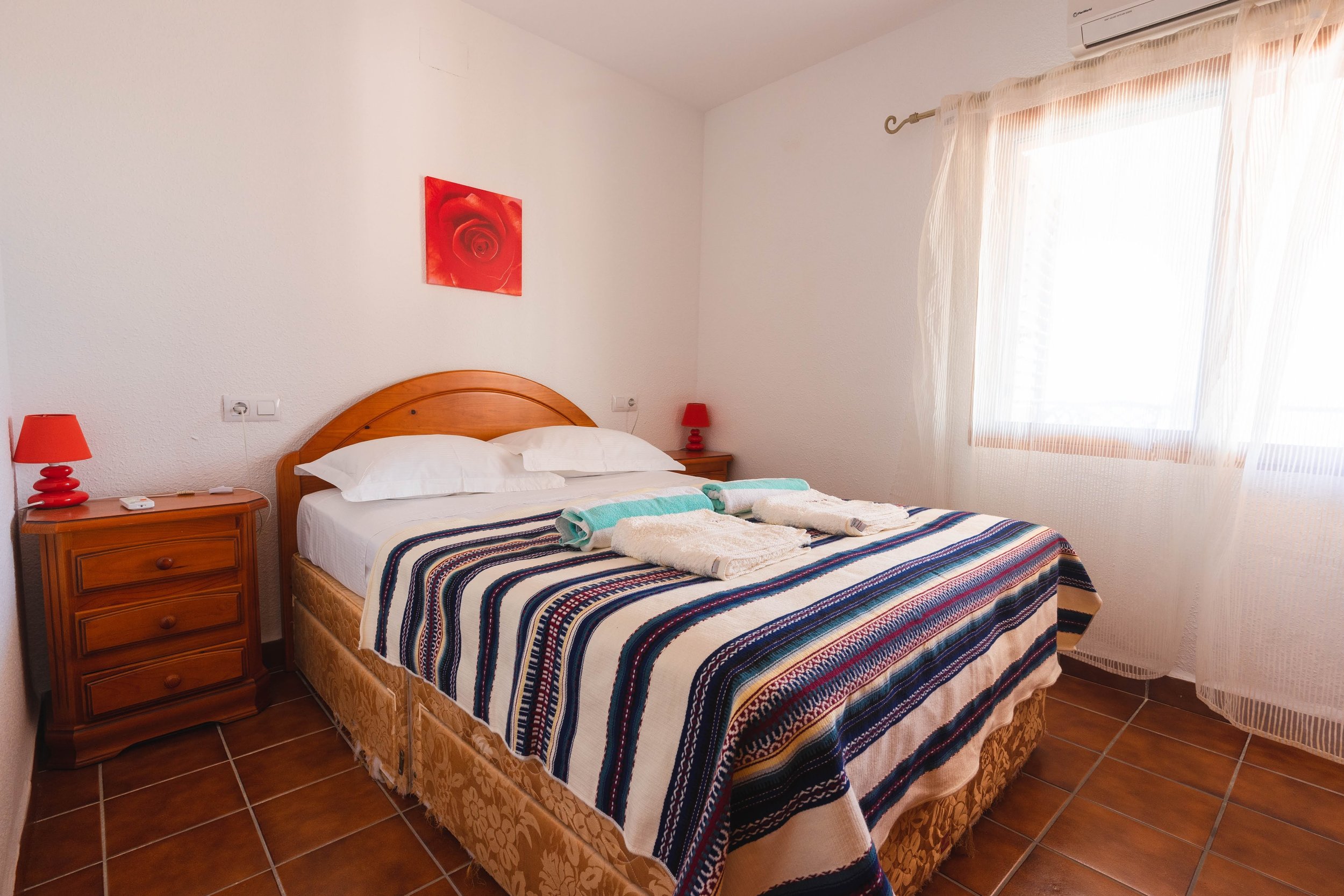 Luminosa habitación doble con cómoda cama y mesilla de noche en Breizas Cottage