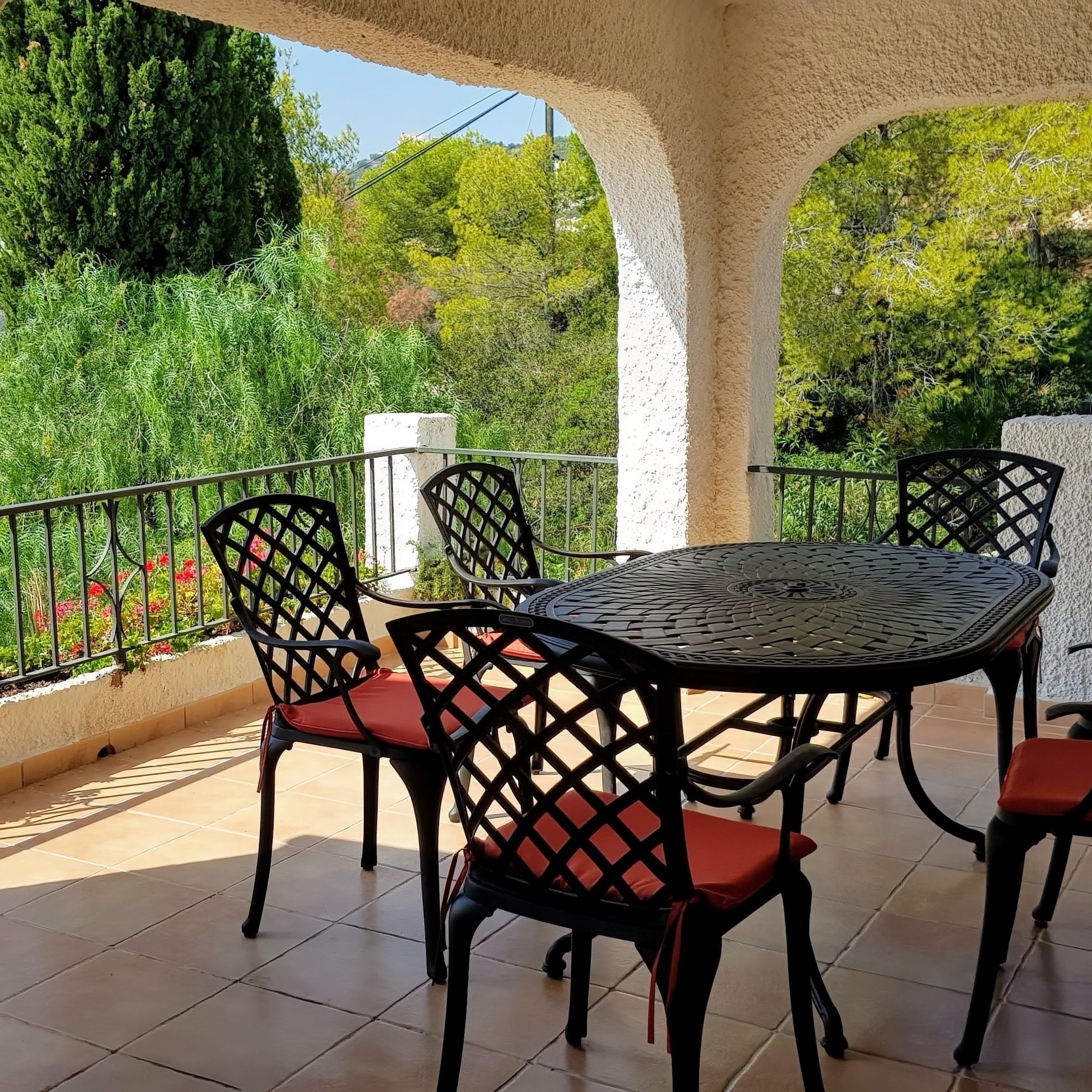 cenar al aire libre en el encantador balcón de la casa principal