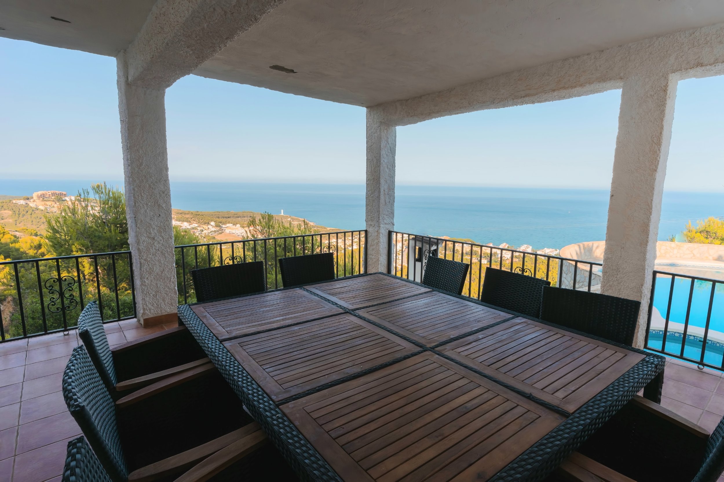 Terraza de la piscina de Breizas