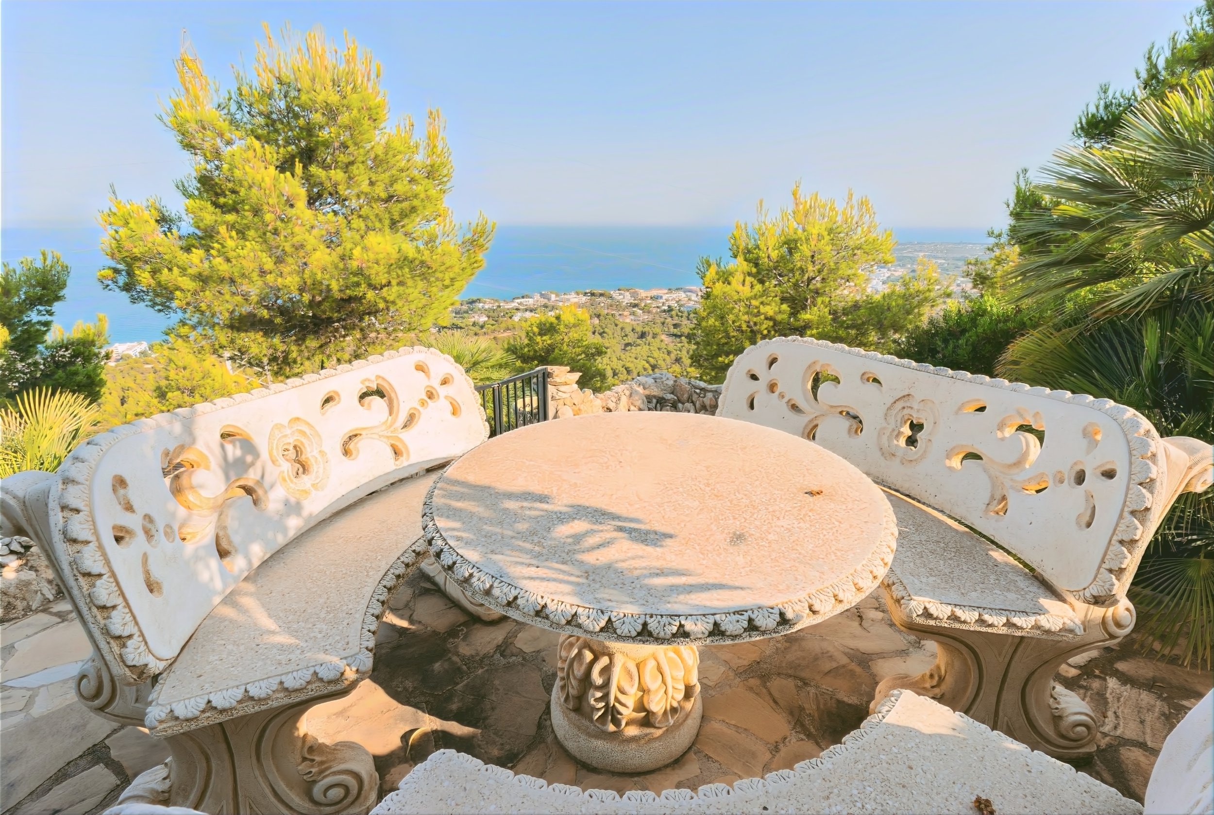 Terraza de Piedra Breizas:  Vista panorámica al mar con mesa y sillas