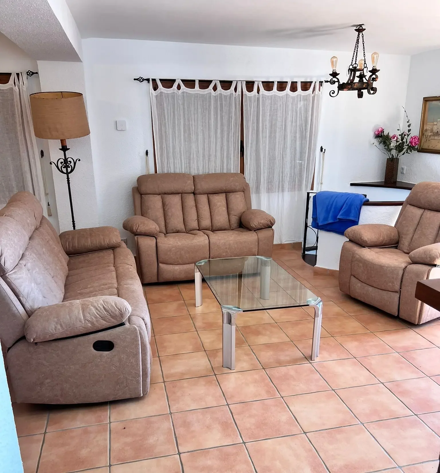 Breizas Rental Villas Alcossebre – Spacious living room with Homey reclining 3-seater, 2-seater, and 1-seater sofas and coffee table, view from doorway