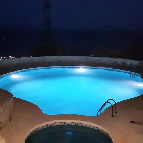 Pool bei Sonnenuntergang