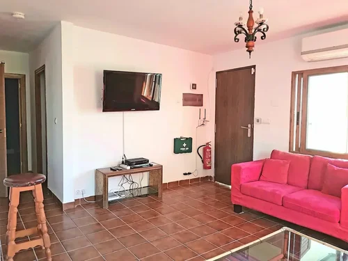 Wohnbereich mit TV und Klimaanlage