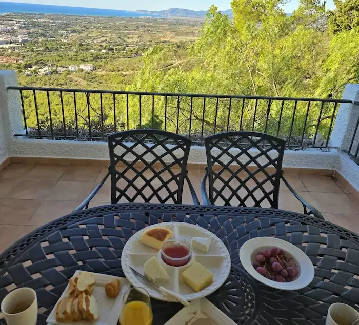 Frokost på hovedhusets balkong hos Breizas Villas med panoramautsikt over Alcossebre