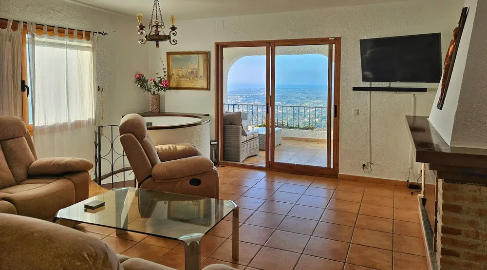 Romslig stue med terrasseadgang og peis i villa i Alcossebre