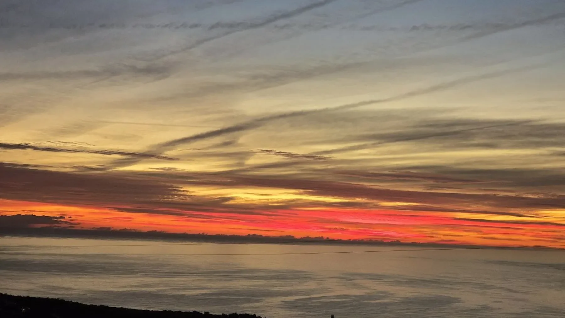 Rød og rosa soloppgang over Middelhavet sett fra Breizas Villas nær Alcossebre