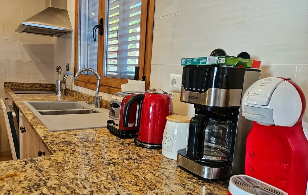 Kaffeområde på kjøkkenet med utsikt mot bassenget