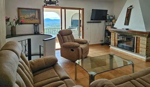 Wohnzimmer mit Kamin und Sitzbereich