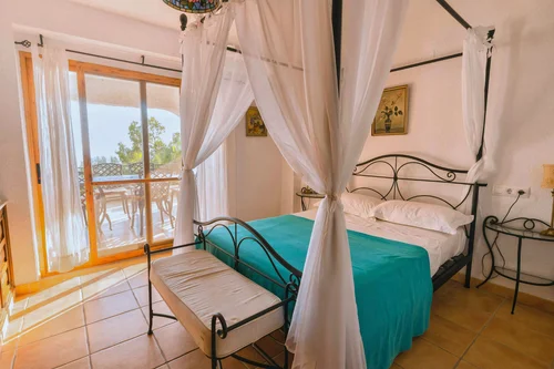 Hauptschlafzimmer mit Balkon und Meerblick
