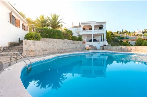 Privater Pool mit Sonnenliegen, Steinbar, Grillbereich und Poolraum mit WC